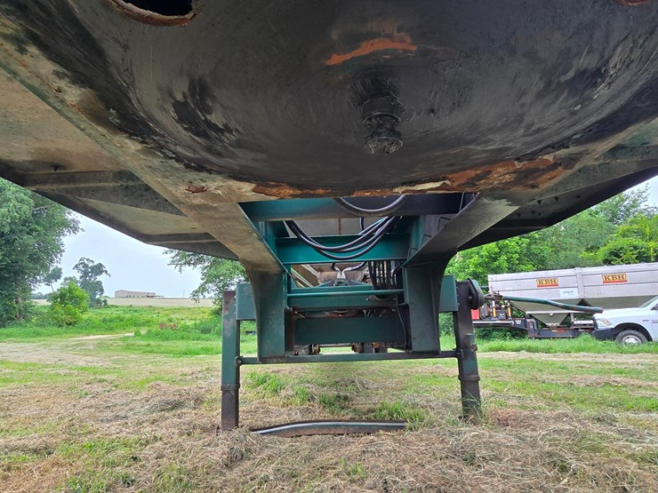 2013-doyle-dry-fertilizer-tender-trailer---kubota-diesel,-3-stainless-compartments,-side-discharge-image-45