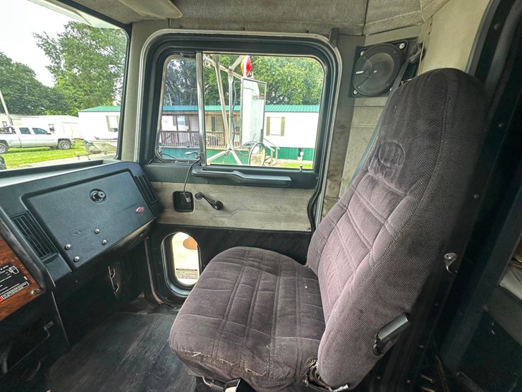 1992-peterbilt-377-image-38