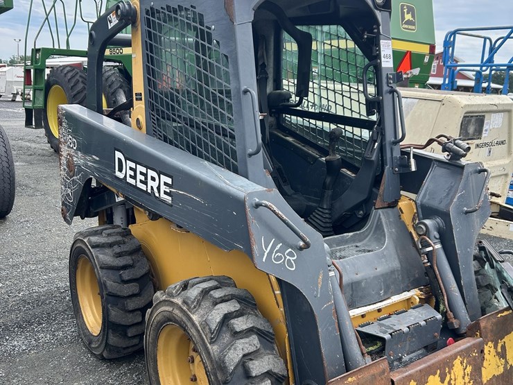 2011-deere-318d-image-1