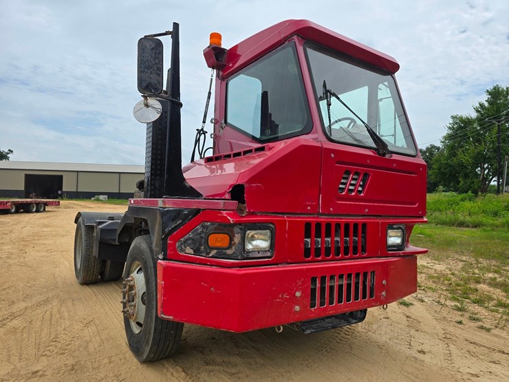 2015-ottawa-yard-spotter-truck---cummins-diesel,-allison-6-speed,-hydraulic-air-fifth-wheel-image-1