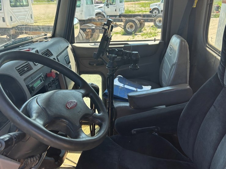 2011-peterbilt-348-image-11