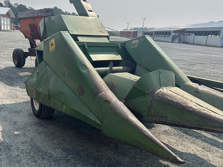 john-deere-300-image-2