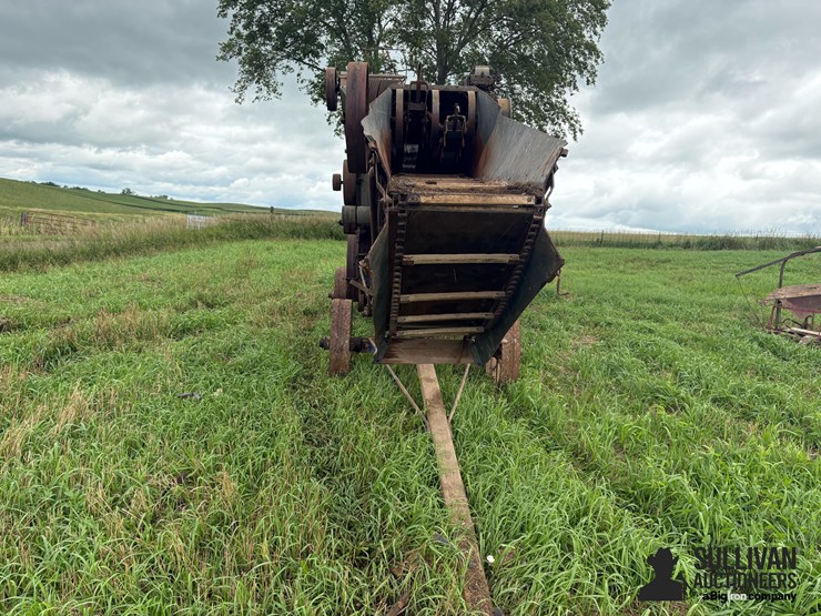 mccormick-deering-no-22-s150d-threshing-machine-image-2