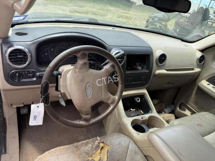 2004-ford-expedition-image-13