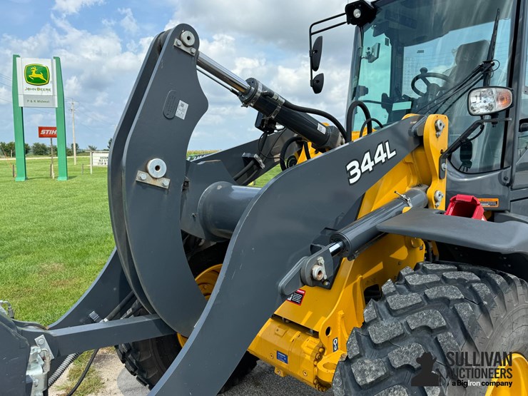 2019-deere-344l-image-11