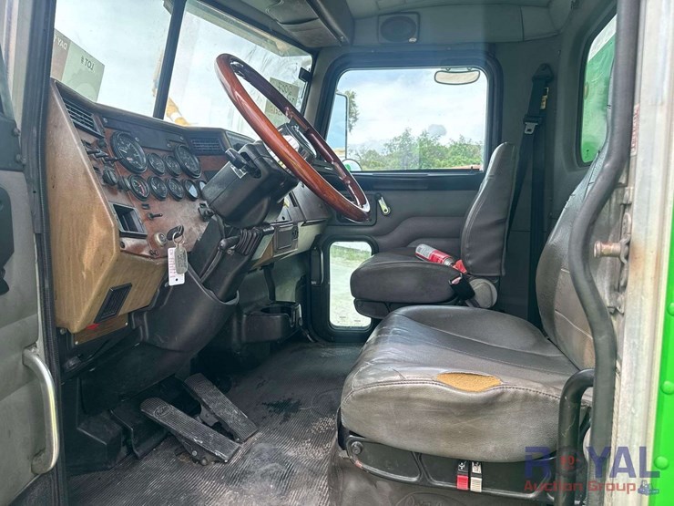 2007-peterbilt-335-image-13