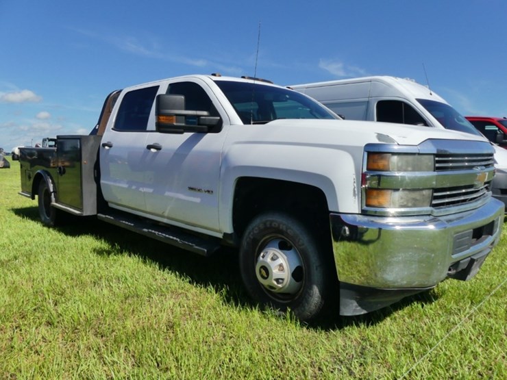 2015-chevrolet-3500-image-2