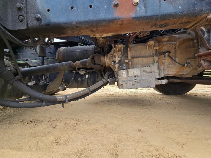 2015-ottawa-yard-spotter-truck---cummins-diesel,-allison-6-speed,-hydraulic-air-fifth-wheel-image-16