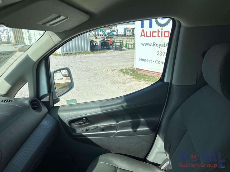 2016-nissan-nv200-image-10