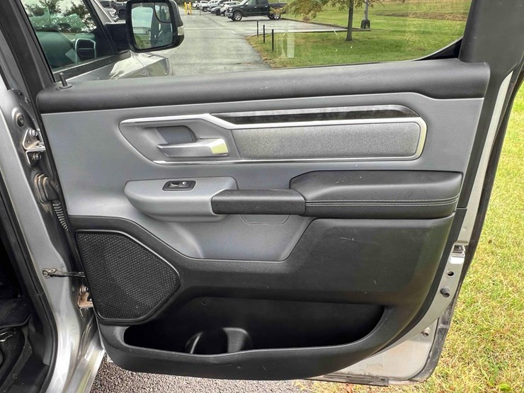 2021-ram-1500-big-horn-image-36