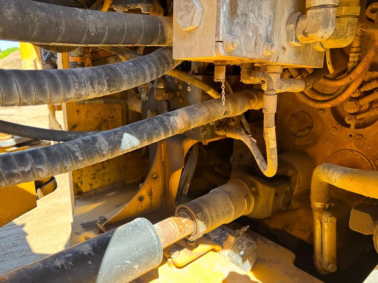 2013-deere-824k-image-15