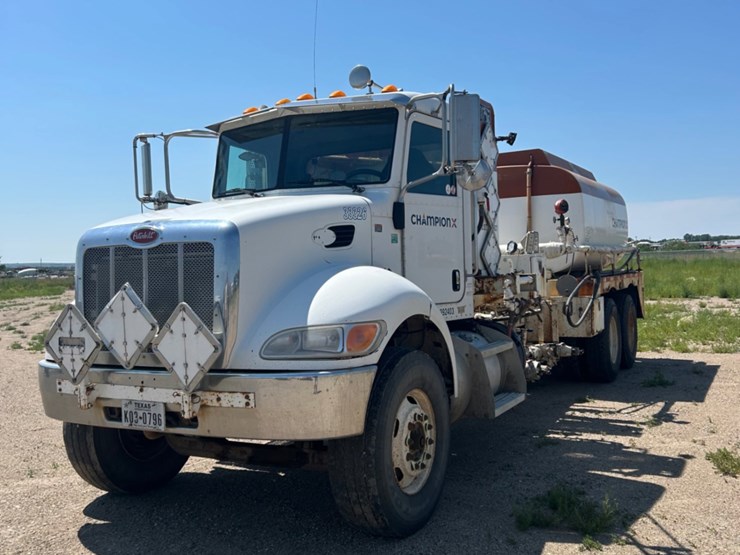 2011-peterbilt-348-image-2