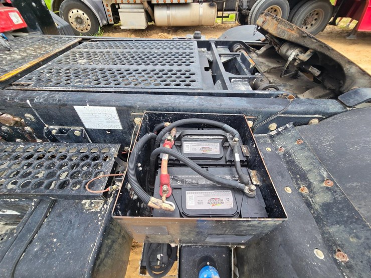 2016-ottawa-yard-spotter-truck---cummins-diesel,-allison-auto,-hydraulic-air-fifth-wheel,-33,000-...-image-15