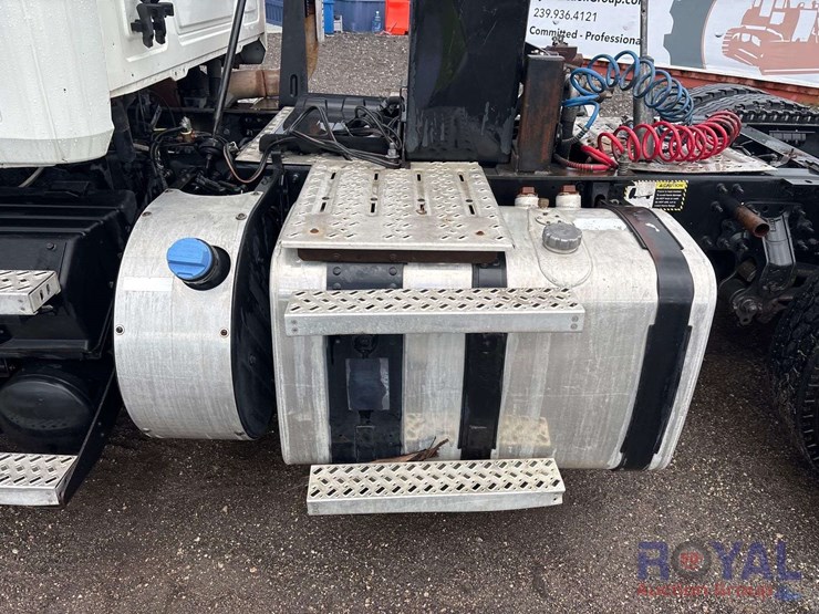 2012-mack-cxu613-day-cab-t/a-wet-kit-truck-tractor-image-11