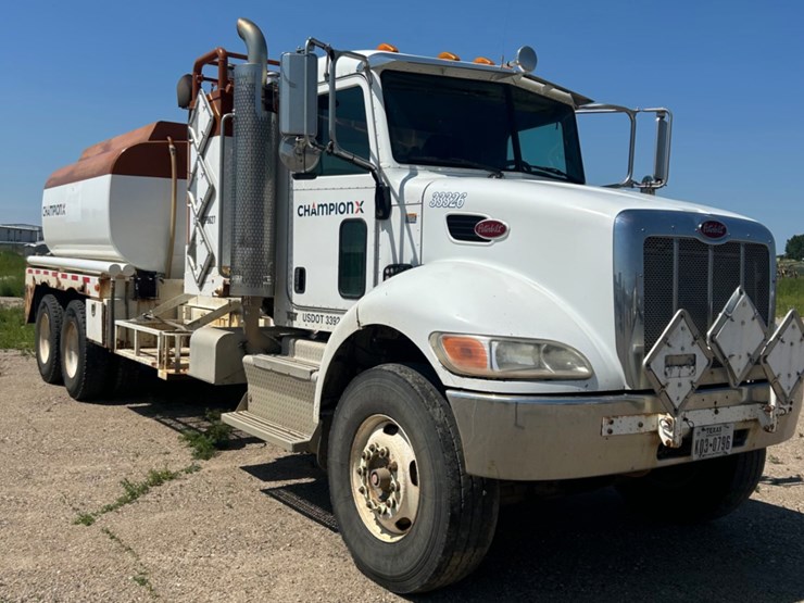 2011-peterbilt-348-image-4