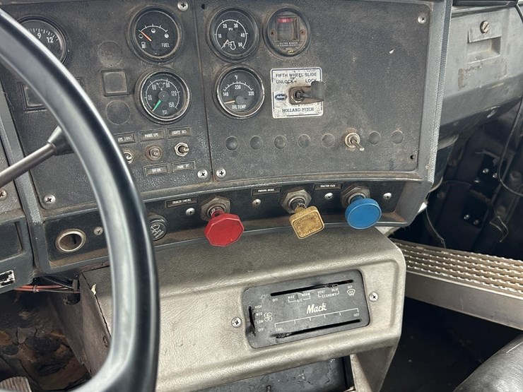 1991-mack-superliner-rw753-image-11