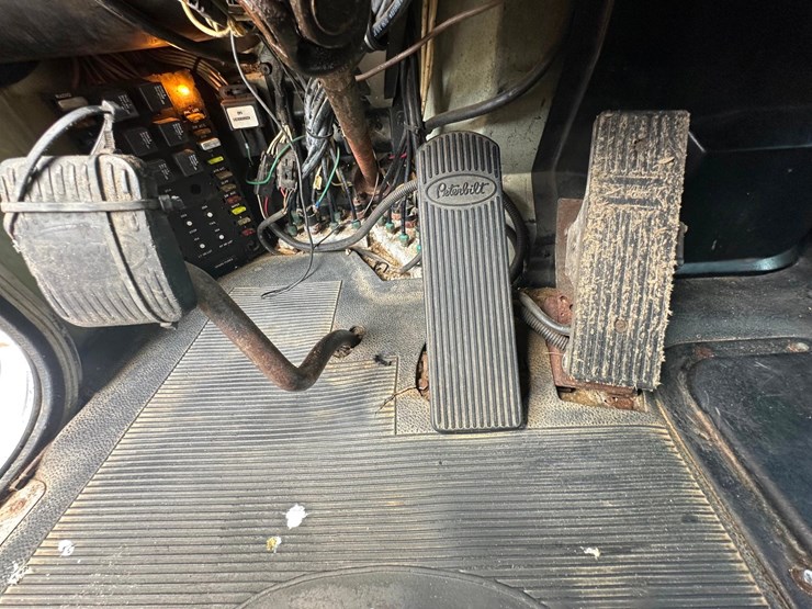 1992-peterbilt-377-image-39