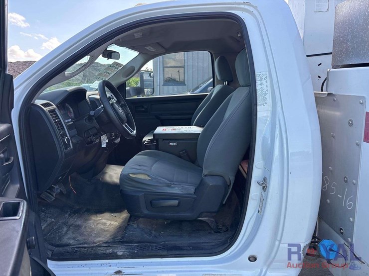 2013-ram-4500-versalift-bucket-truck-image-12