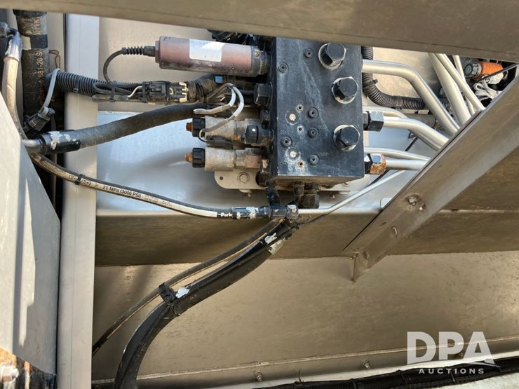 2019-john-deere-f4365-image-57