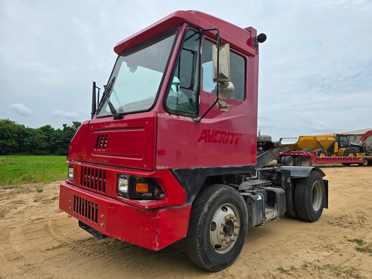 2015-ottawa-yard-spotter-truck---cummins-diesel,-allison-6-speed,-hydraulic-air-fifth-wheel-image-8