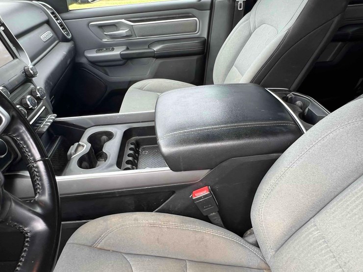 2021-ram-1500-big-horn-image-24