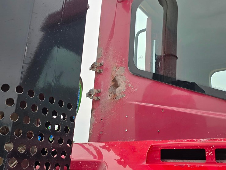 2016-ottawa-yard-spotter-truck---cummins-diesel,-allison-auto,-hydraulic-air-fifth-wheel,-33,000-...-image-3