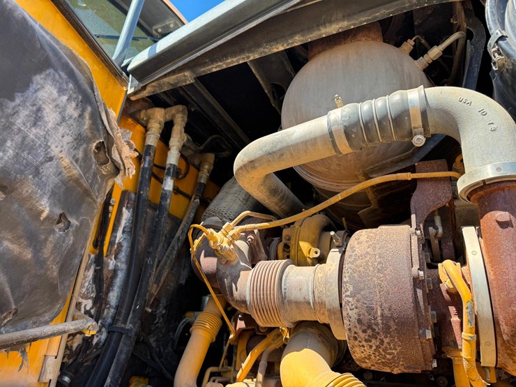 2013-deere-824k-image-23
