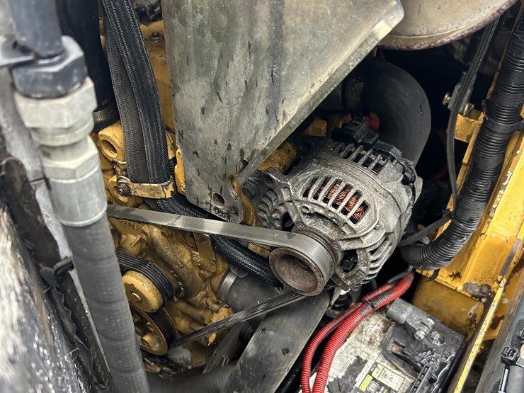 2011-deere-318d-image-8