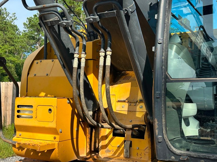 2018-deere-245g-lc-image-23