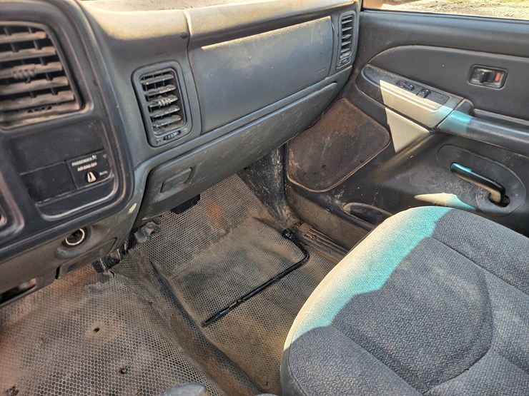 2004-chevrolet-silverado-image-34