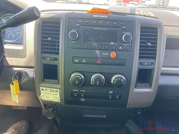 2012-ram-4500-versalift-bucket-truck-image-11