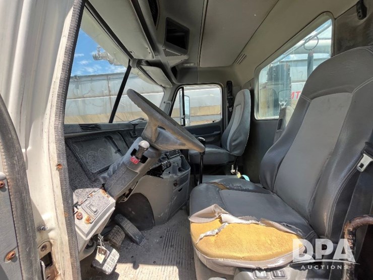 2005-freightliner-truck-(jn2399,-unit-277052)-image-45