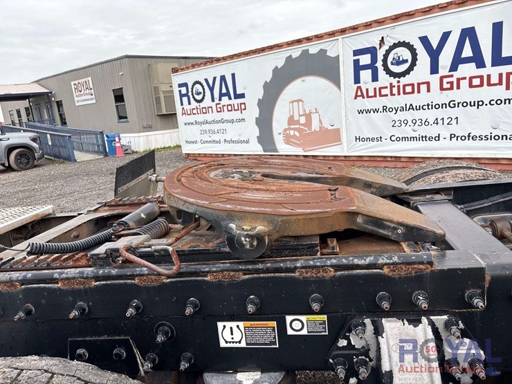2009-peterbilt-384-image-37