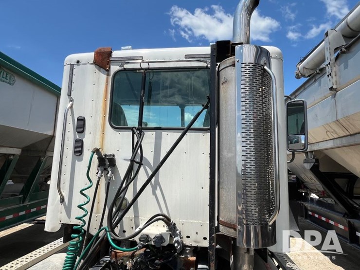 2005-freightliner-truck-(jn2399,-unit-277052)-image-22