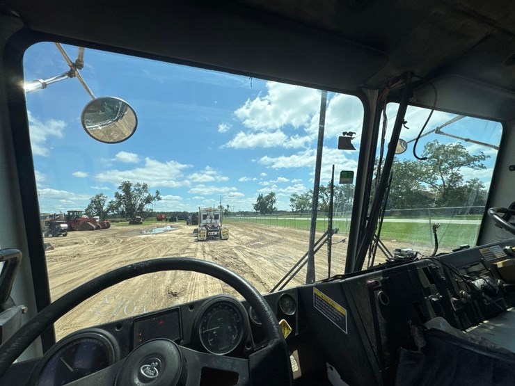 2013-mack-leu633-image-28