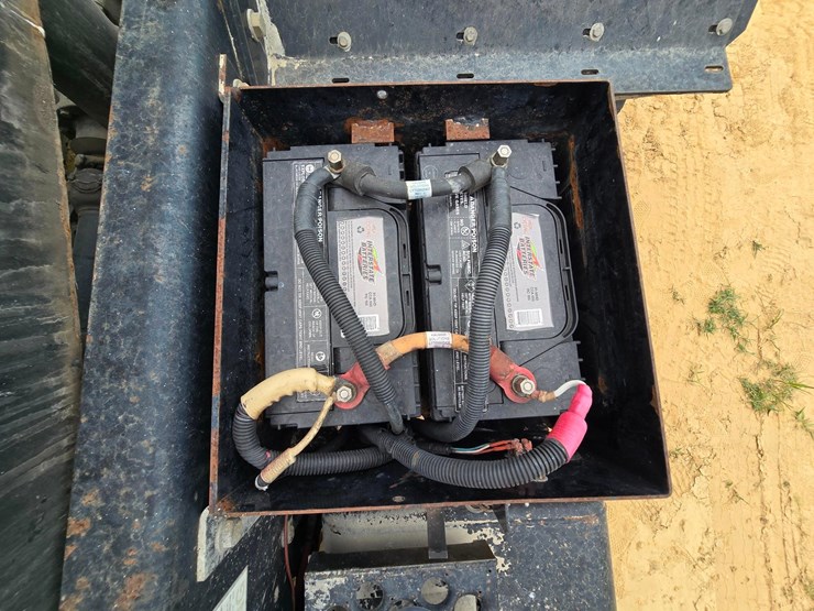 2015-ottawa-yard-spotter-truck---cummins-diesel,-allison-6-speed,-hydraulic-air-fifth-wheel-image-26