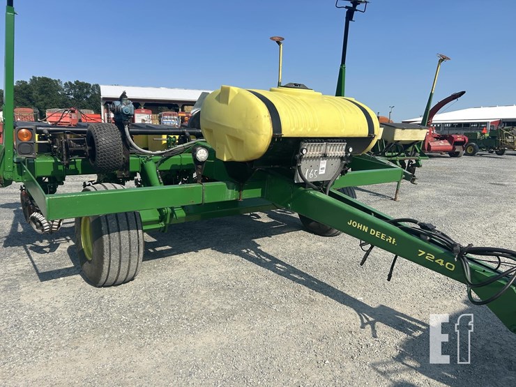 john-deere-7240-image-1