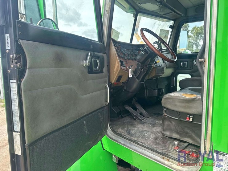 2007-peterbilt-335-image-12