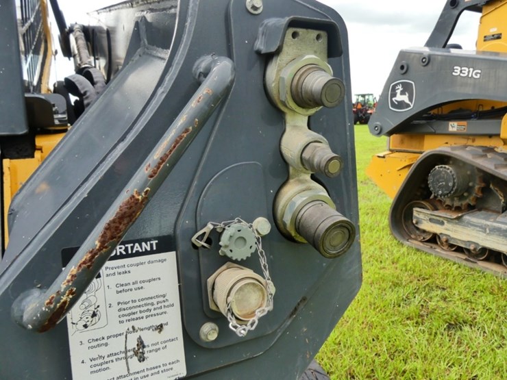 deere-331g-image-11