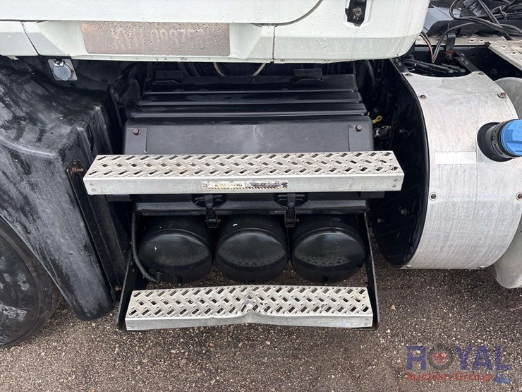 2012-mack-cxu613-day-cab-t/a-wet-kit-truck-tractor-image-10
