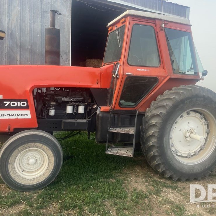 Allis Chalmers 7010 Tractor (PD5164)