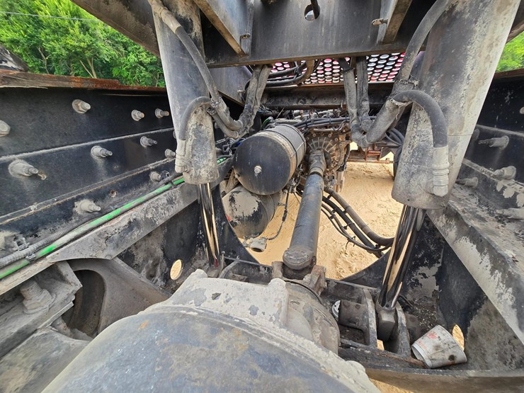 2015-ottawa-yard-spotter-truck---cummins-diesel,-allison-6-speed,-hydraulic-air-fifth-wheel-image-15