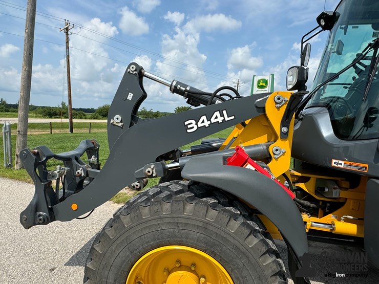2019-deere-344l-image-12