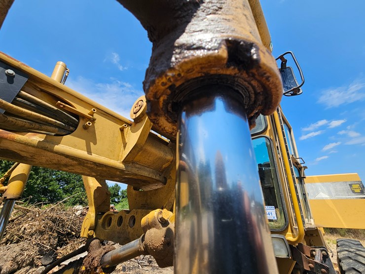 2002-caterpillar-12h-image-71