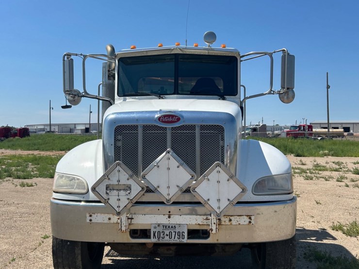 2011-peterbilt-348-image-3