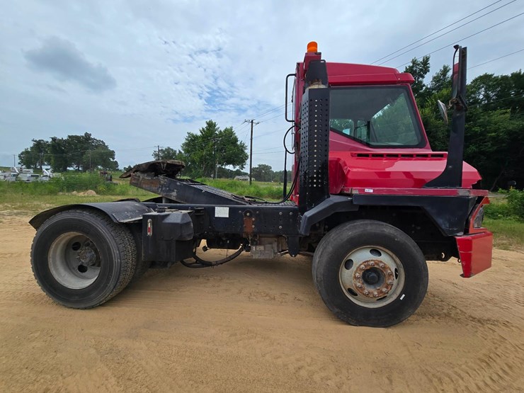 2015-ottawa-yard-spotter-truck---cummins-diesel,-allison-6-speed,-hydraulic-air-fifth-wheel-image-4