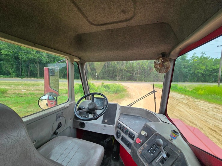 2015-ottawa-yard-spotter-truck---cummins-diesel,-allison-6-speed,-hydraulic-air-fifth-wheel-image-24