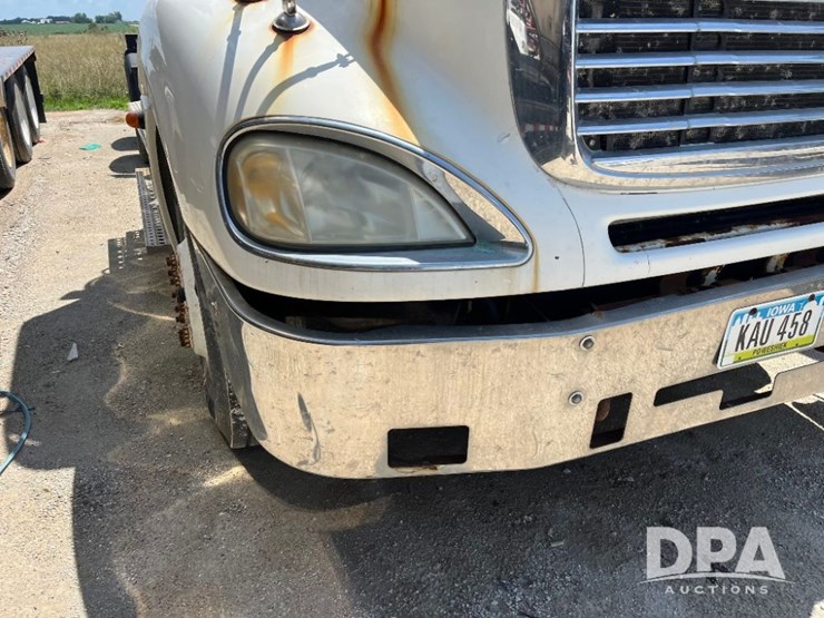 2005-freightliner-truck-(jn2399,-unit-277052)-image-17