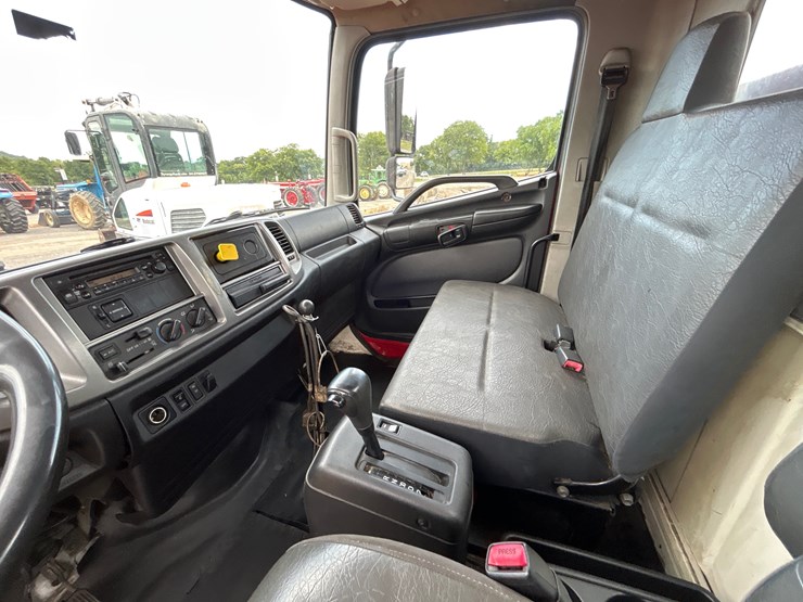 2012-hino-268-image-11