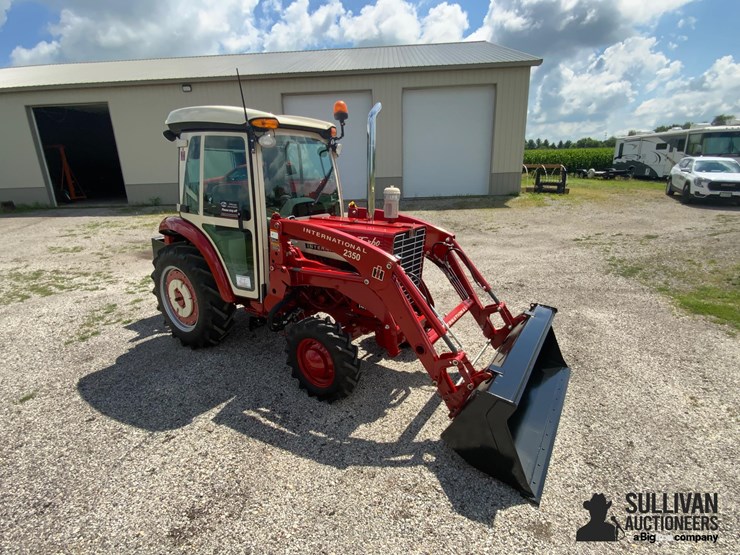 2023-international-farmall-1456-compact-utility-tractor-w/-loader-image-3